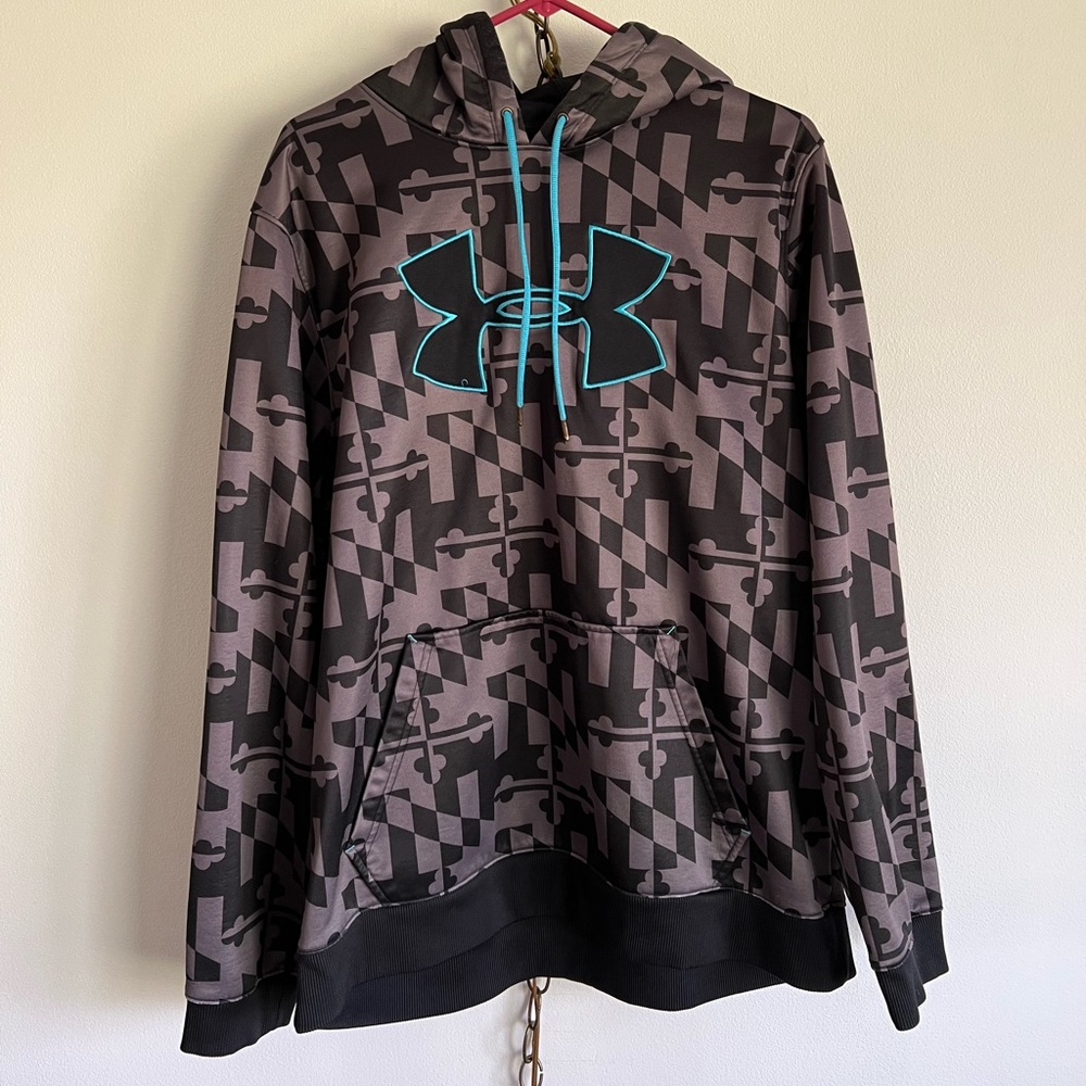 Under Armour sweatshirt with cool pattern and blue details. Size XL